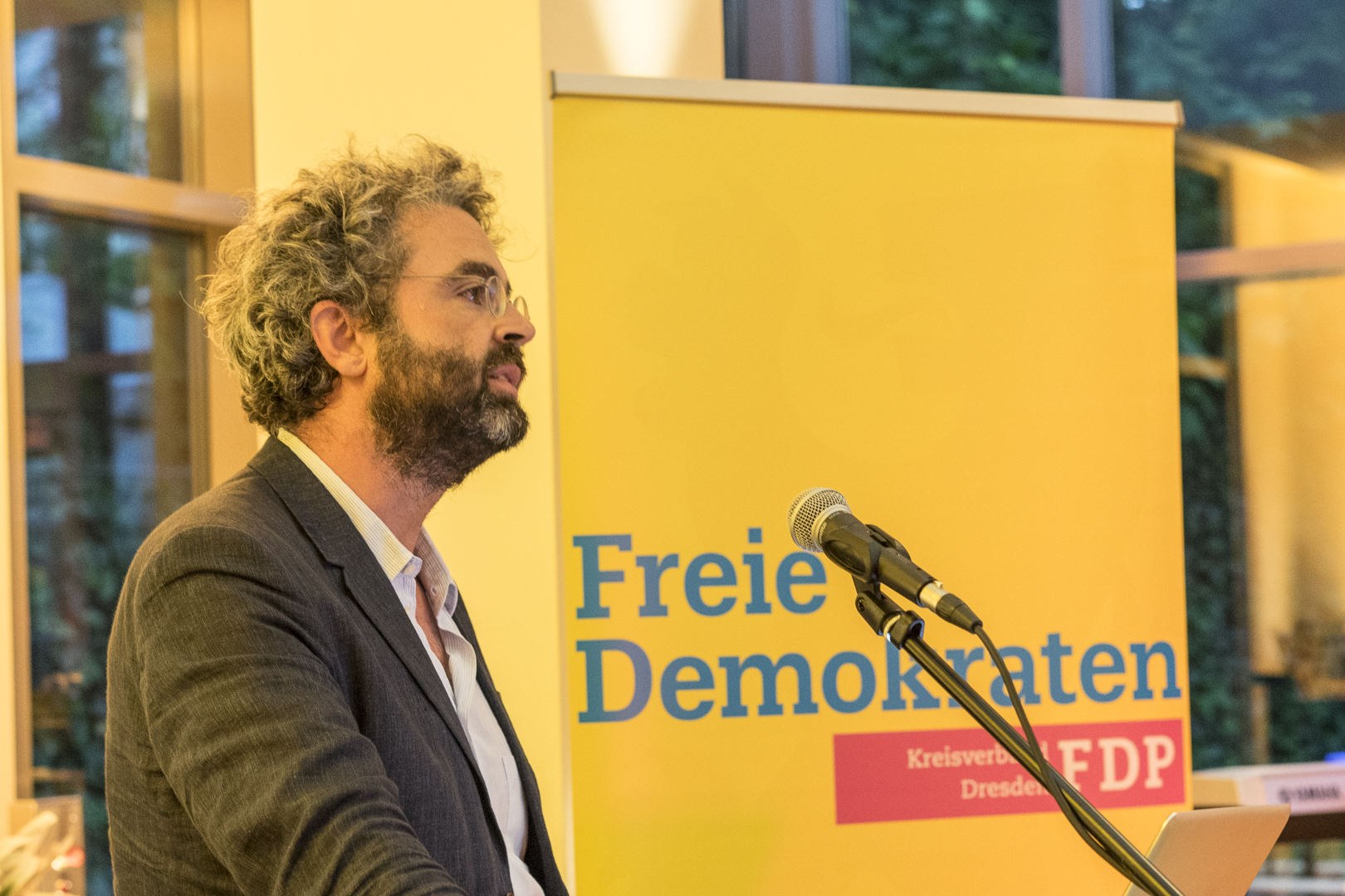 Gastredner Maximilian Steinbeis spricht über Verfassungspatriotismus